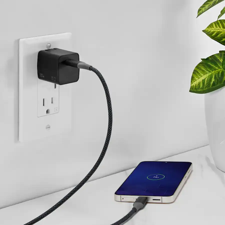 Cargador Insignia 25W USB-C Compacto con Cable Incluido — imagen 2